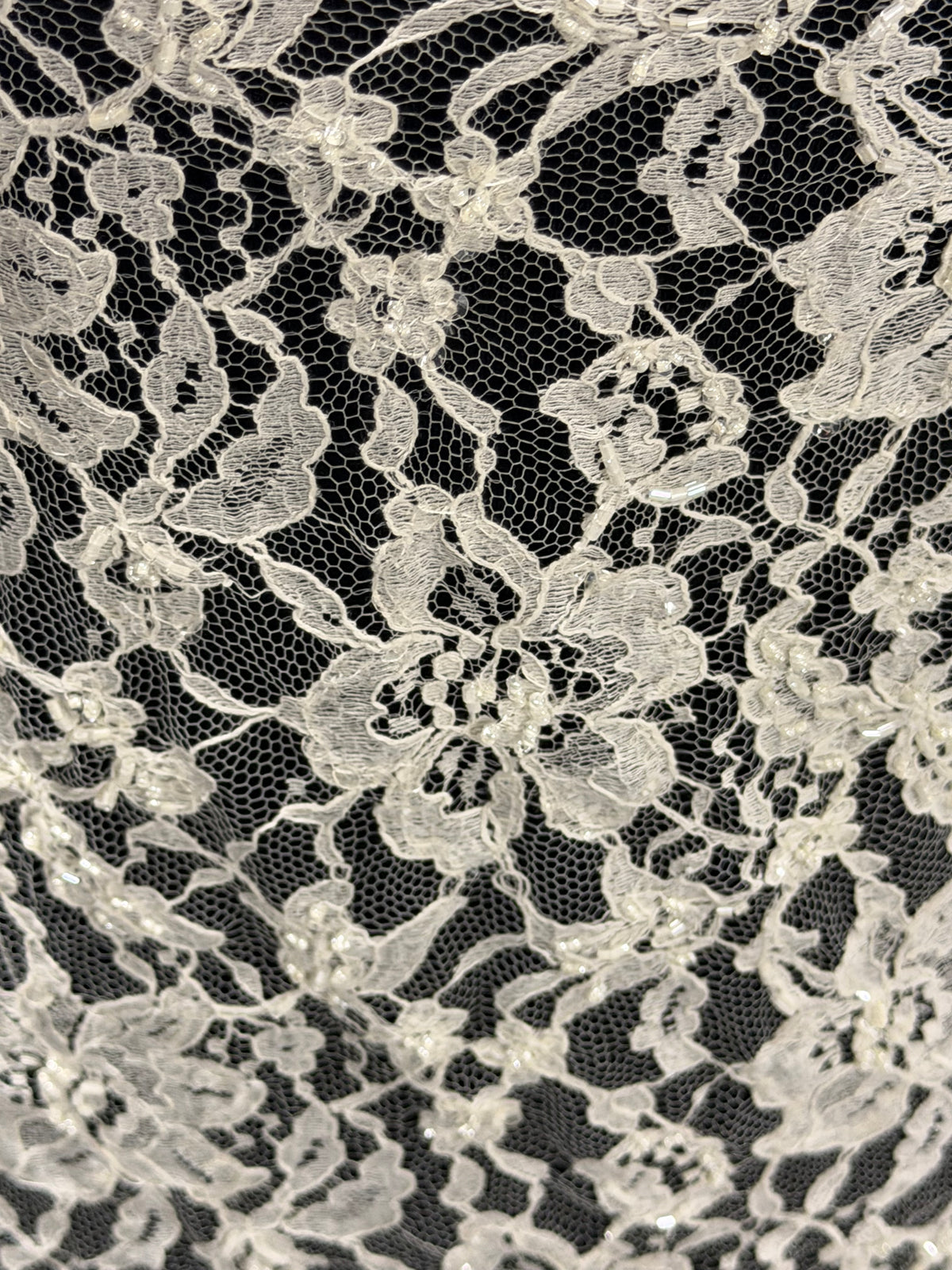 Dentelle de Chantilly perlée ivoire - P361