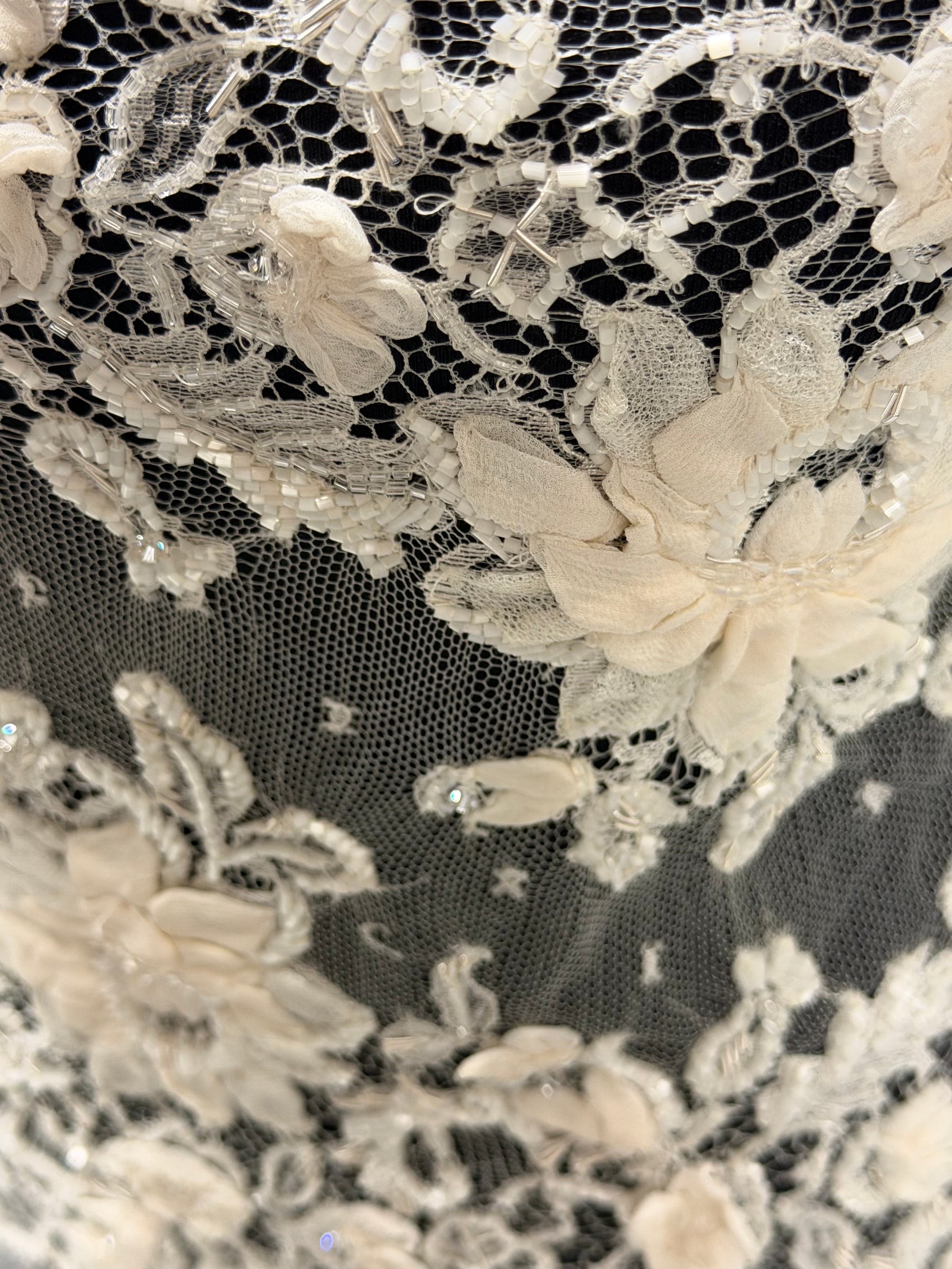 Dentelle de Chantilly ivoire 3D perlée - P242