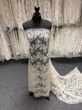 Dentelle de Chantilly ivoire à cordonnet et perles - P207