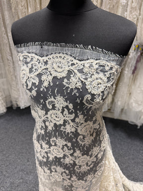 Dentelle de Chantilly ivoire à cordonnet et perles - P207