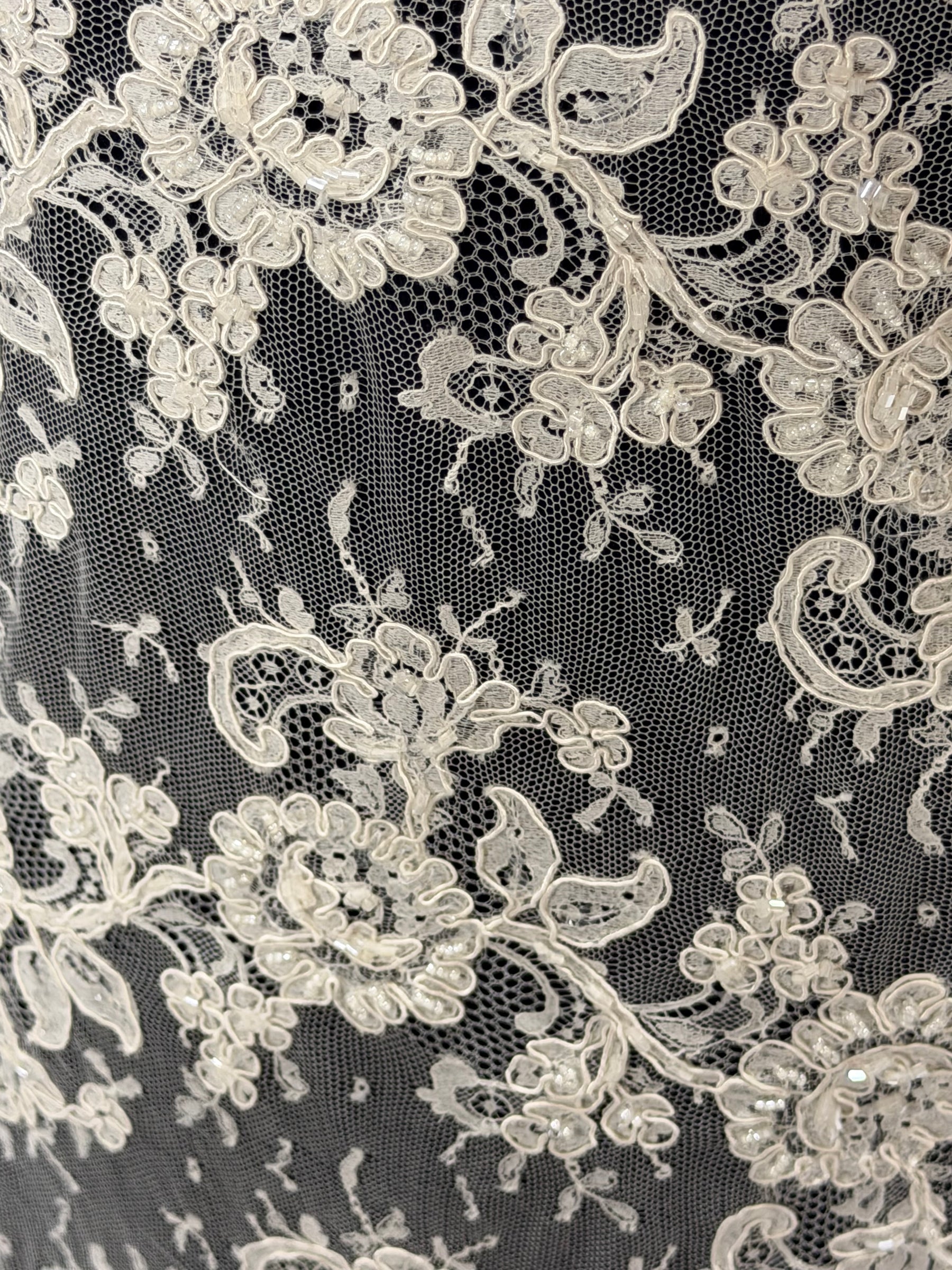 Dentelle de Chantilly ivoire à cordonnet et perles - P207