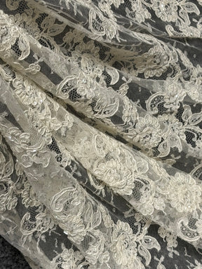 Dentelle de Chantilly ivoire à cordonnet et perles - P207