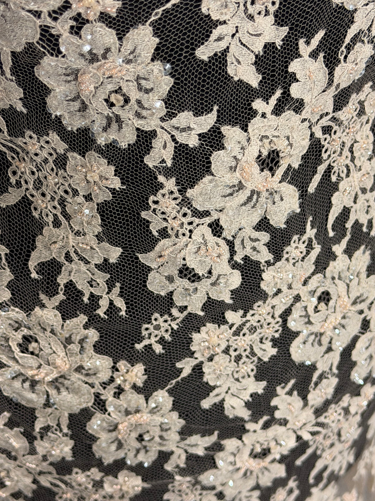 Dentelle de Chantilly perlée rose antique - P360