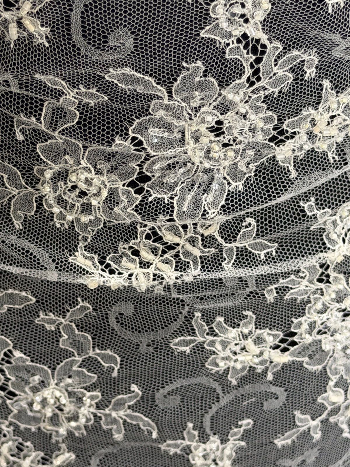Dentelle de Chantilly perlée ivoire - P342