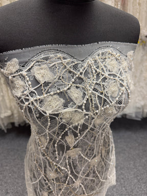 Dentelle de Chantilly perlée ivoire - P309