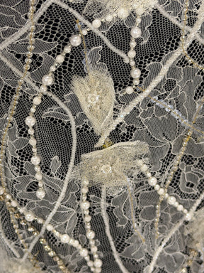 Dentelle de Chantilly perlée ivoire - P309