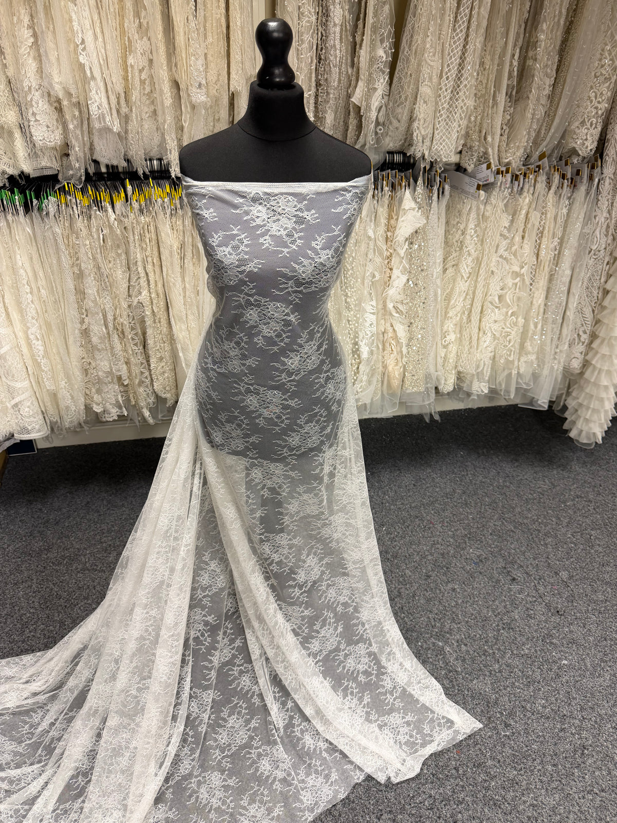 Dentelle de Calais-Caudry ivoire - P887