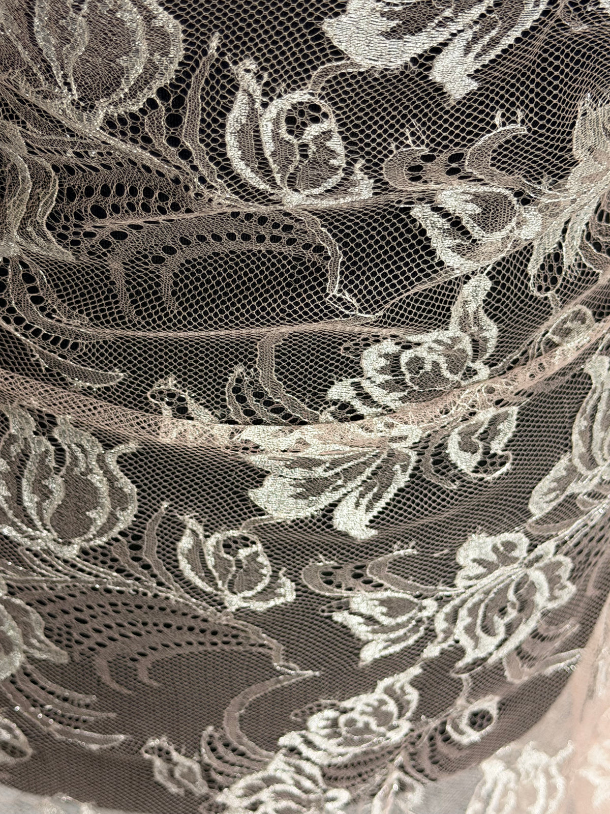 Rose avec dentelle de Chantilly argentée - P882