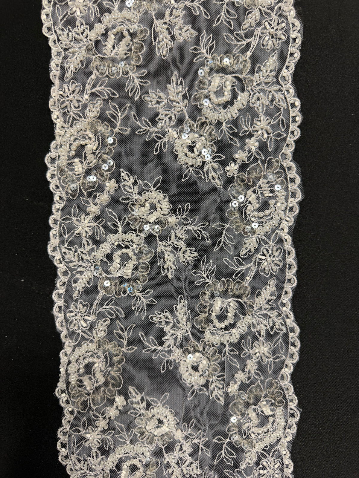 Dentelle blanche ornée de perles et de sequins - T277