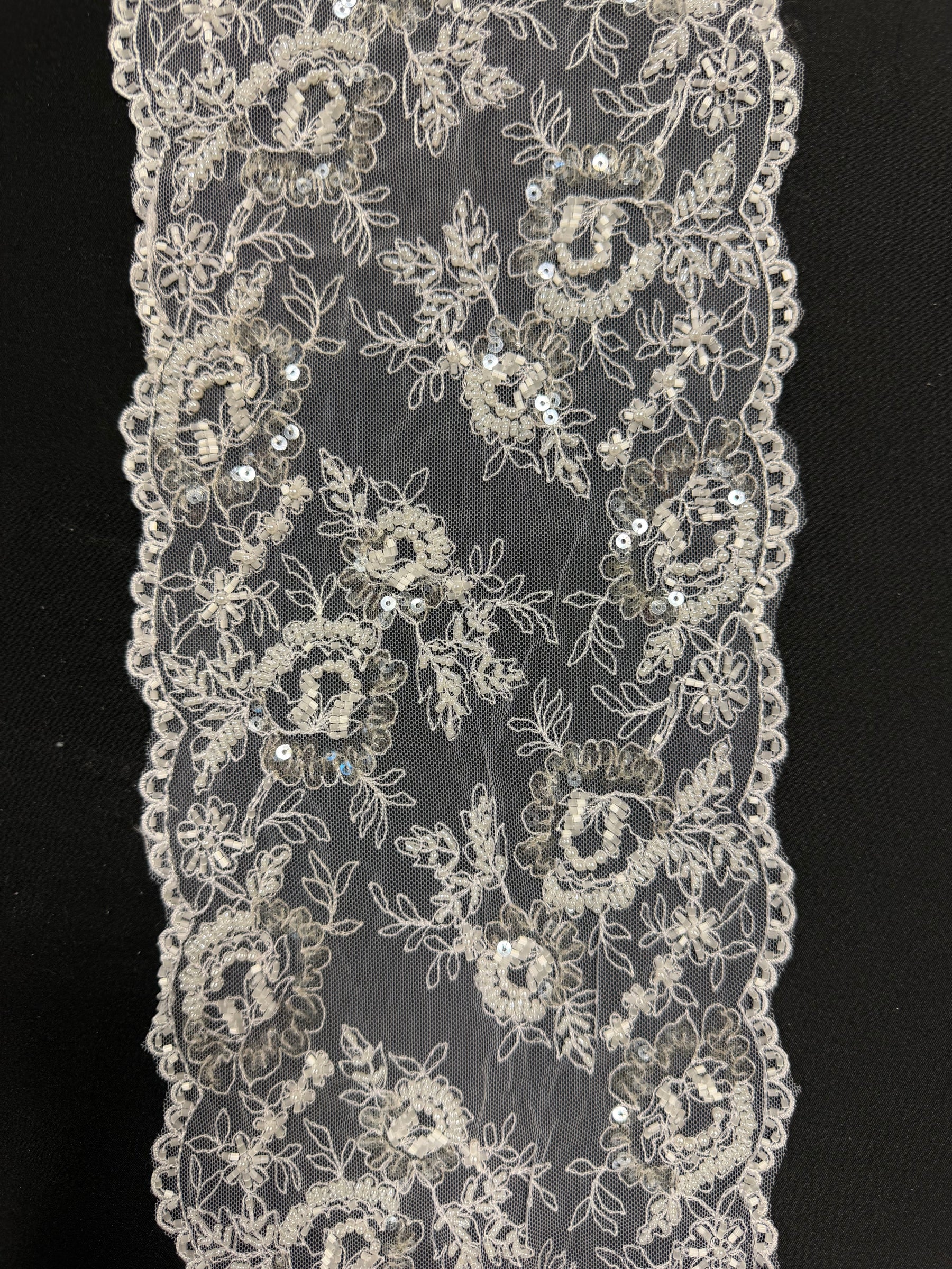 Dentelle blanche ornée de perles et de sequins - T277