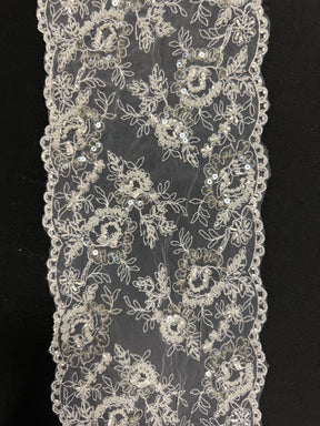 Dentelle blanche ornée de perles et de sequins - T277