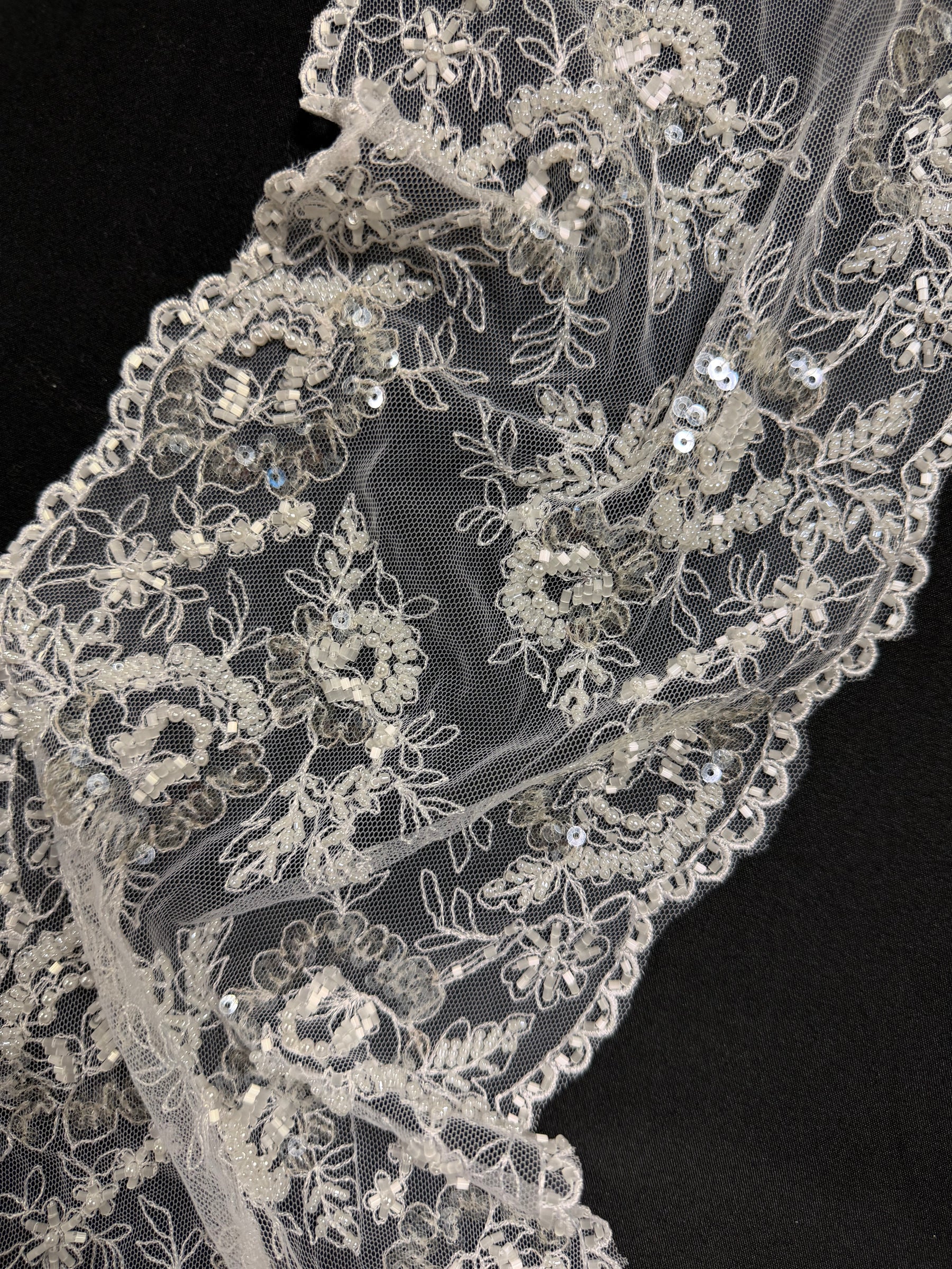 Dentelle blanche ornée de perles et de sequins - T277