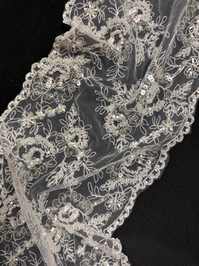 Dentelle blanche ornée de perles et de sequins - T277