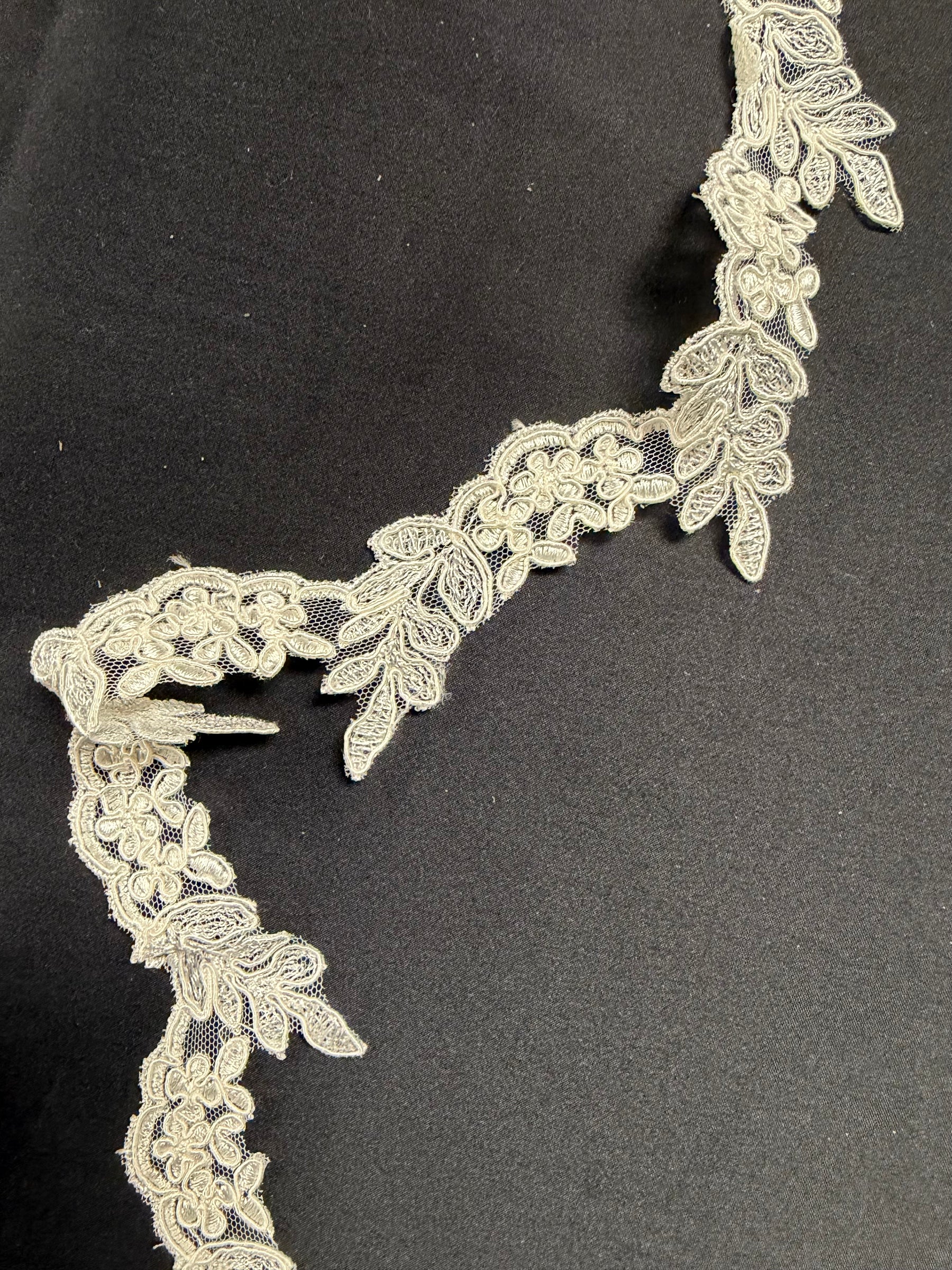 Bordure en dentelle cordée ivoire - T58
