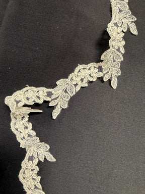 Bordure en dentelle cordée ivoire - T58