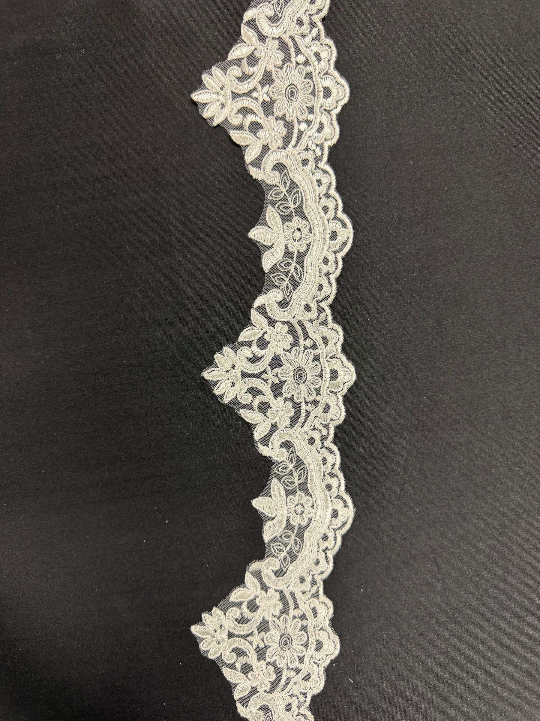 Passementerie en dentelle cordée ivoire - T727