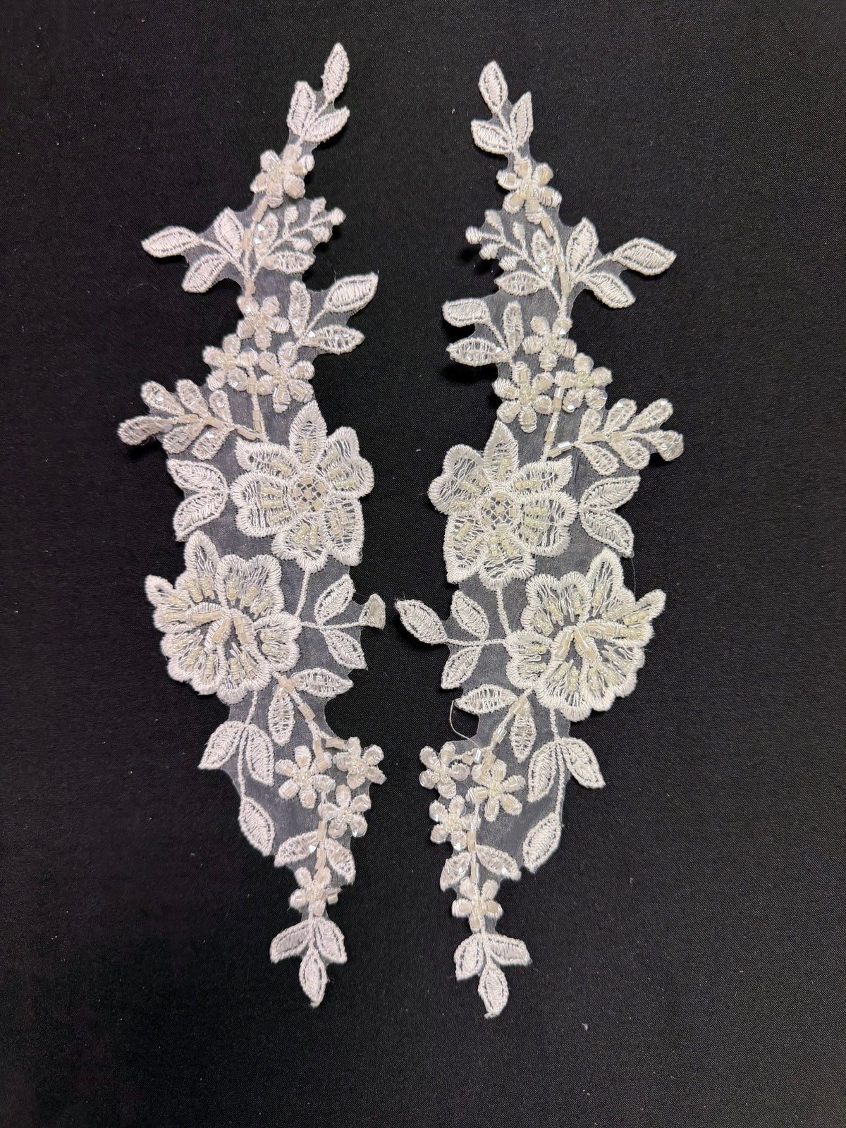 Appliques en dentelle perlée ivoire - T69