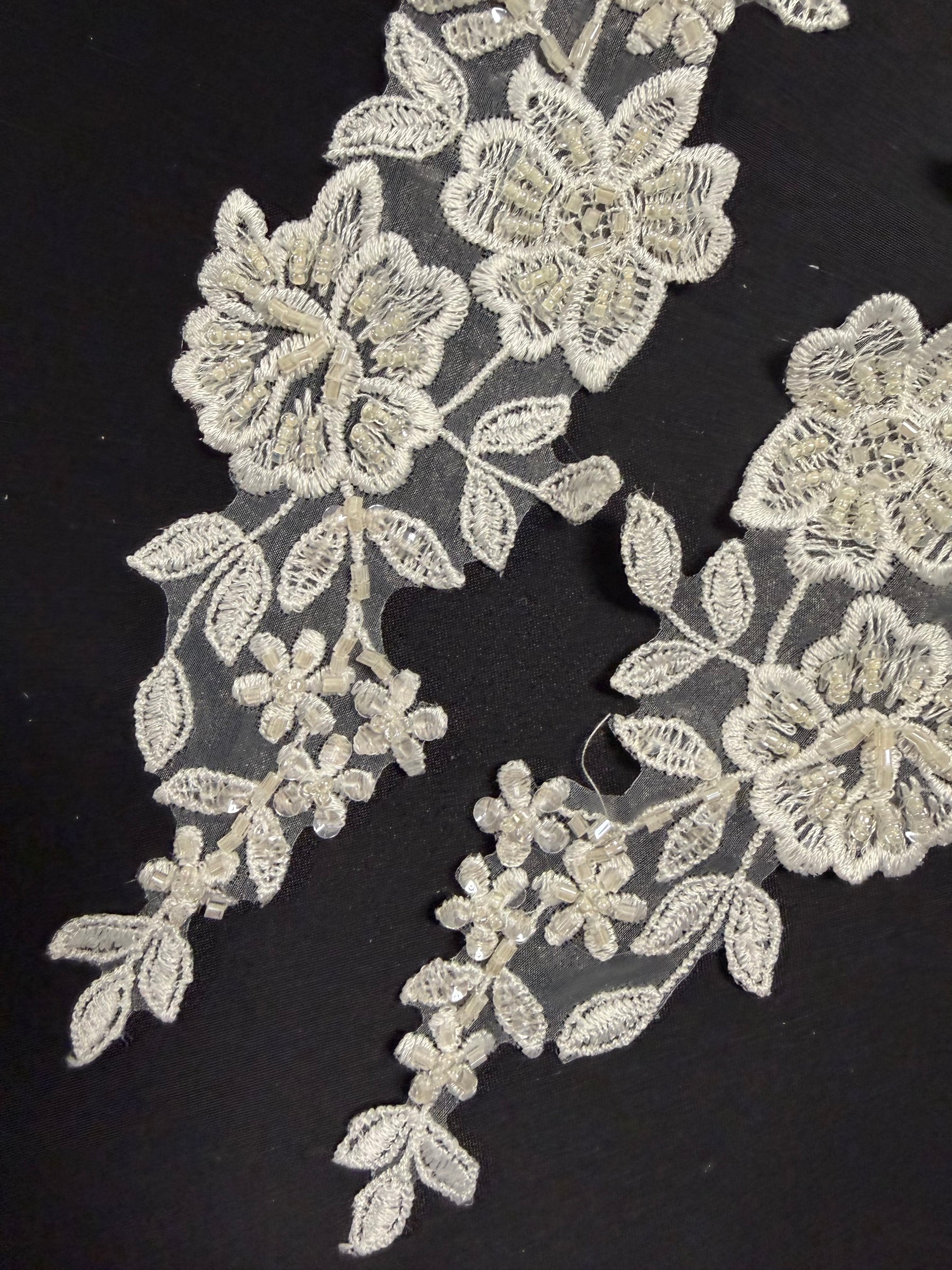 Appliques en dentelle perlée ivoire - T69