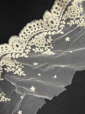 Galon de dentelle en coton brodé ivoire - T275