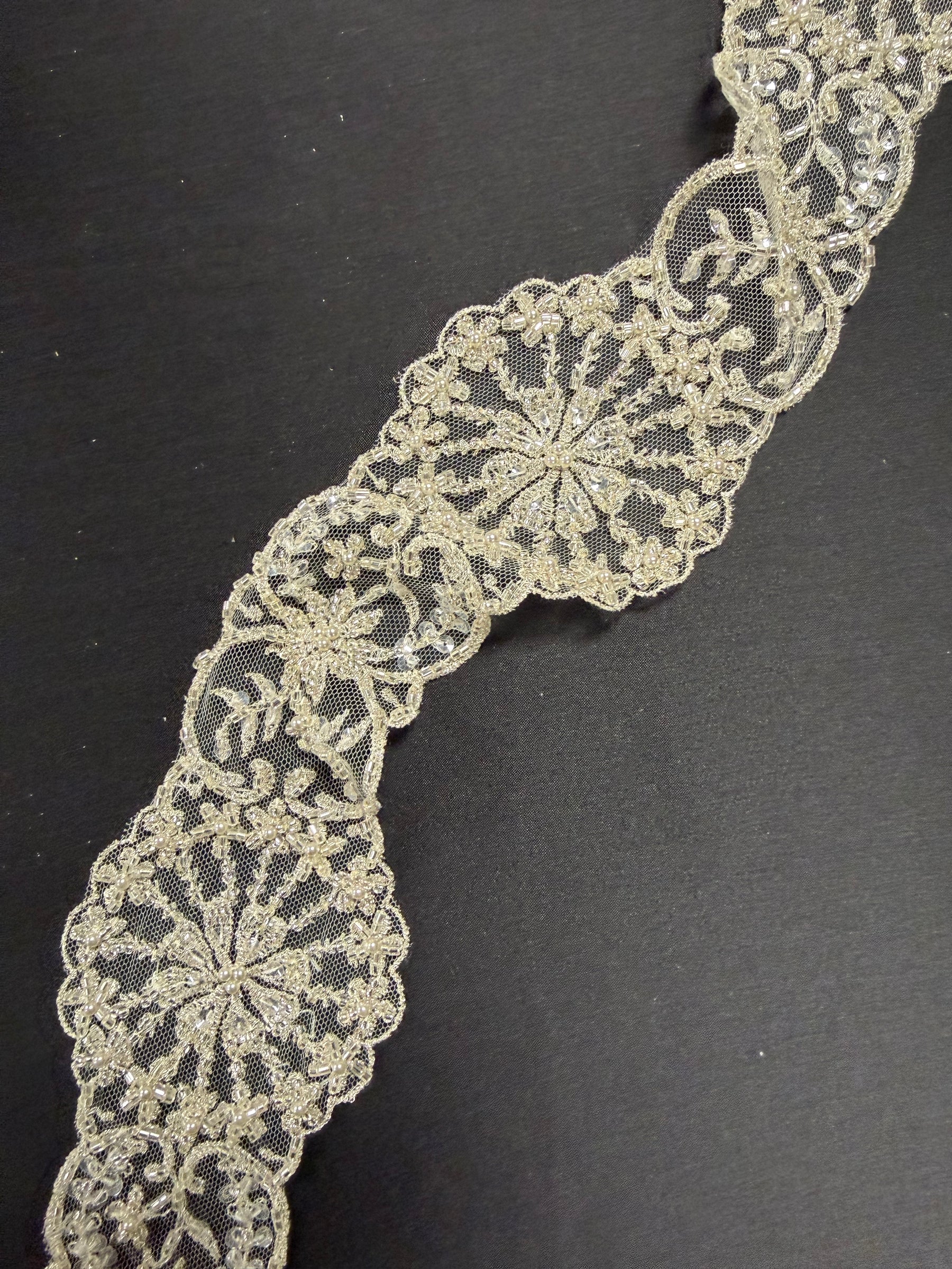 Galon de dentelle perlée ivoire - T203