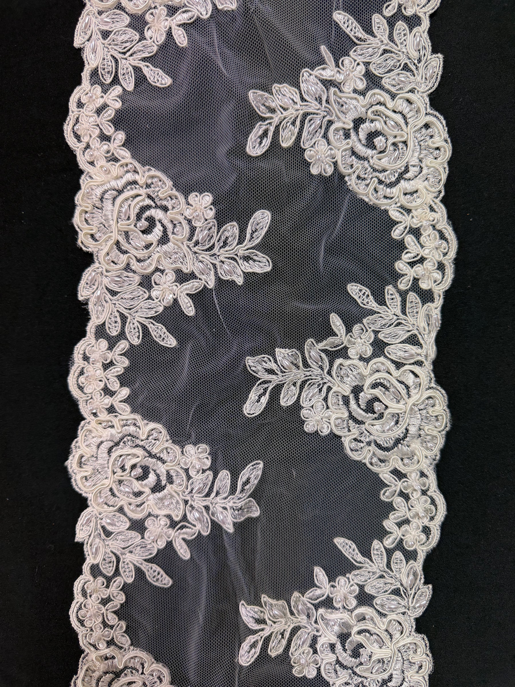 Garniture de dentelle festonnée et perlée ivoire - T32