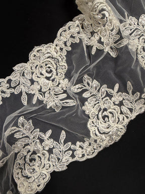 Garniture de dentelle festonnée et perlée ivoire - T32