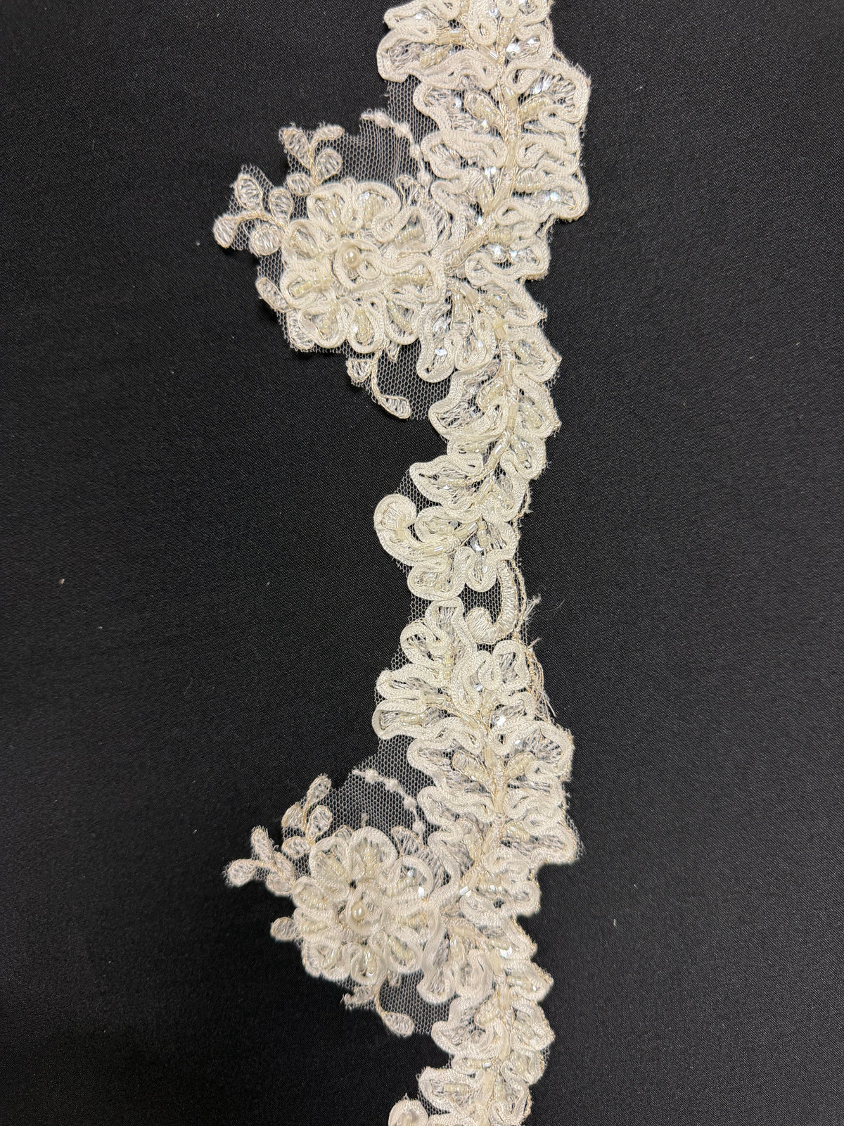 Garniture en dentelle ruban et perles ivoire - T272