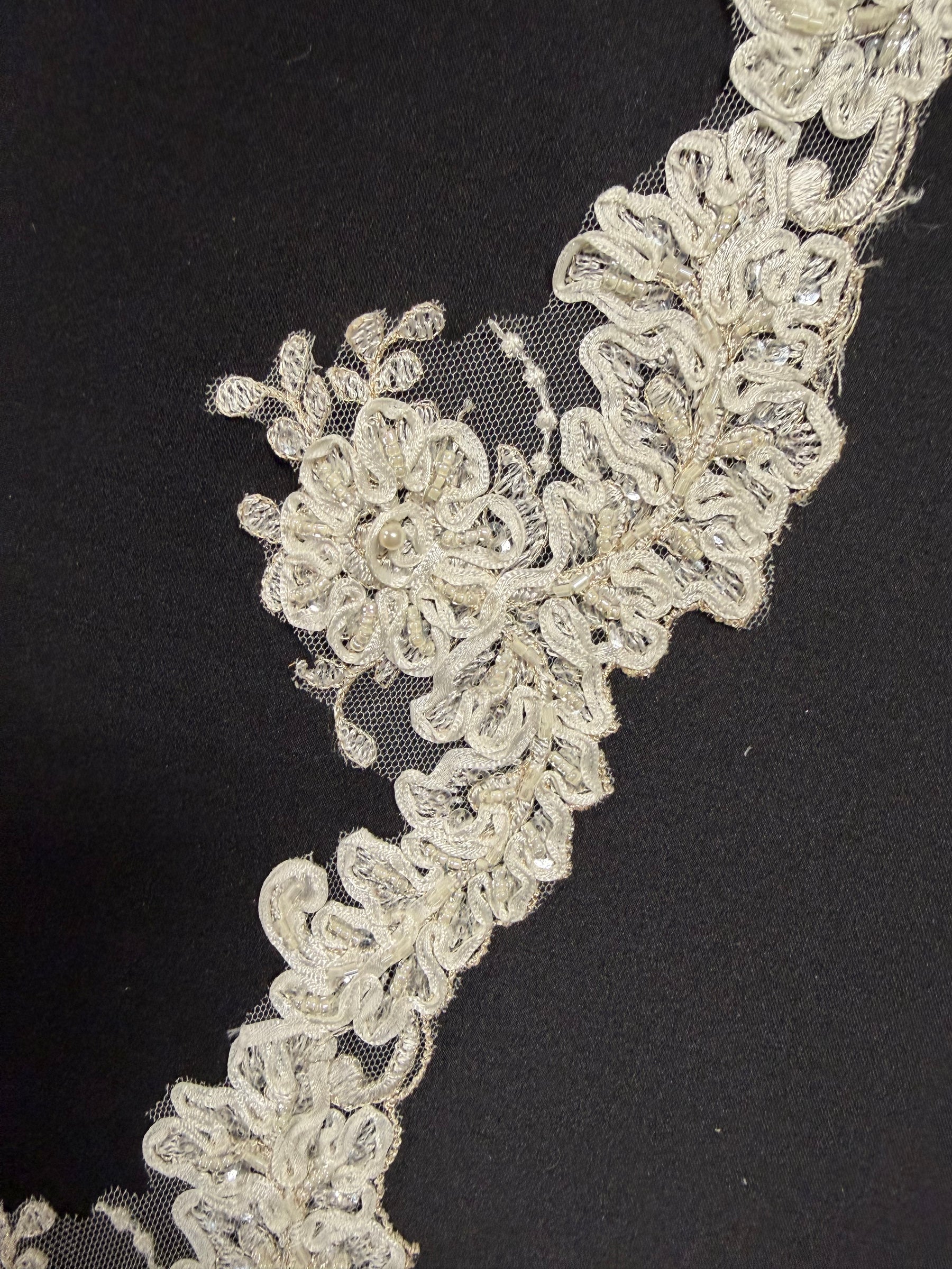 Garniture en dentelle ruban et perles ivoire - T272