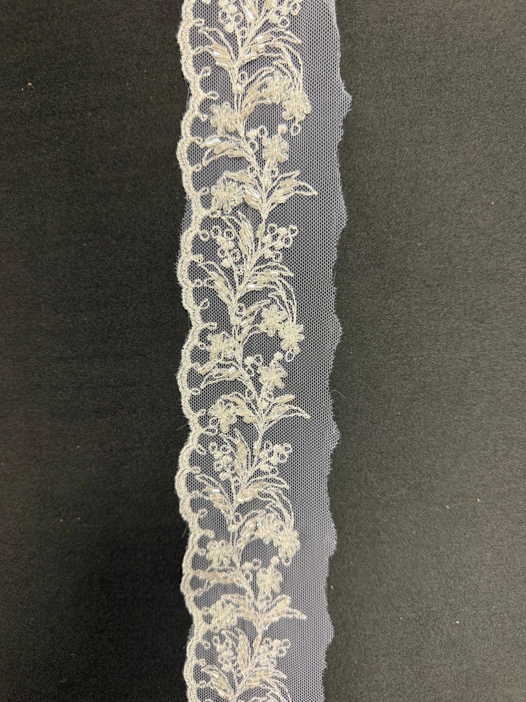 Garniture en dentelle perlée ivoire - T84