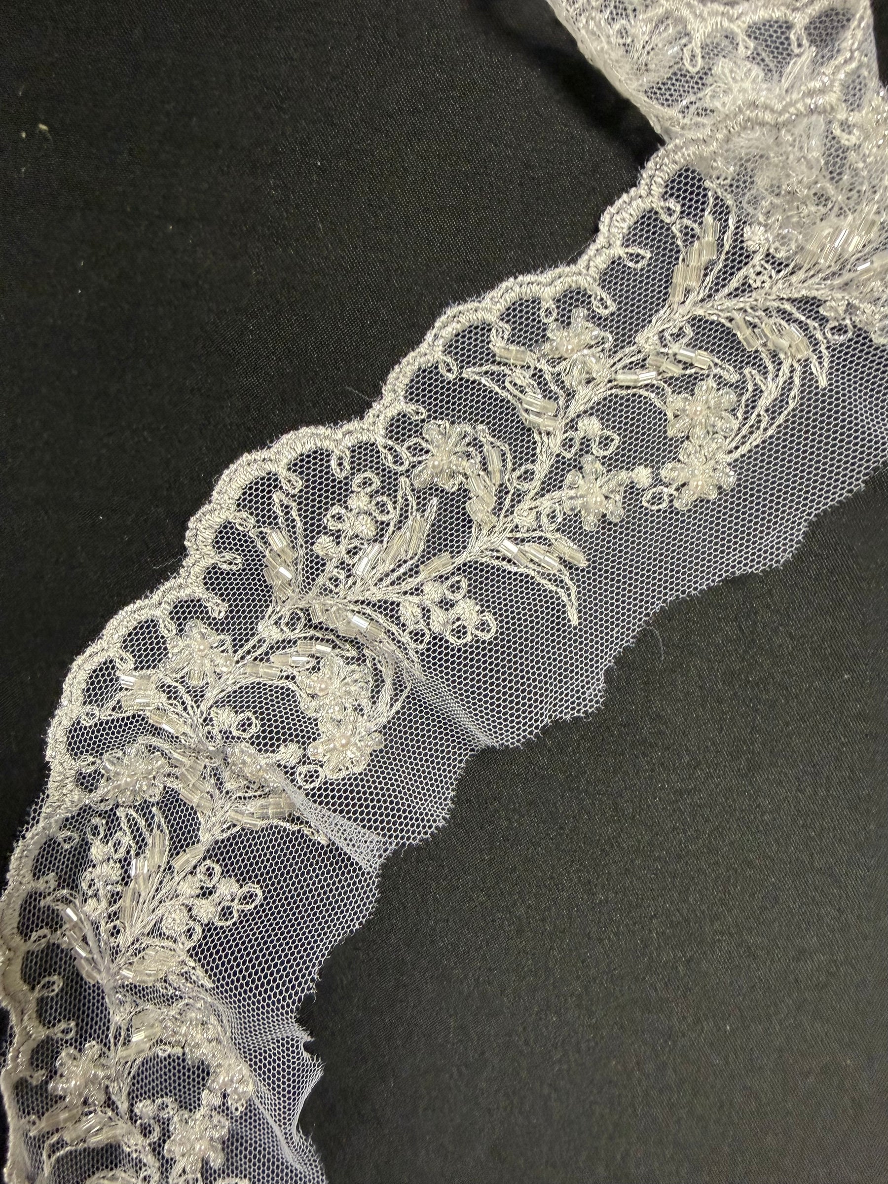 Garniture en dentelle perlée ivoire - T84