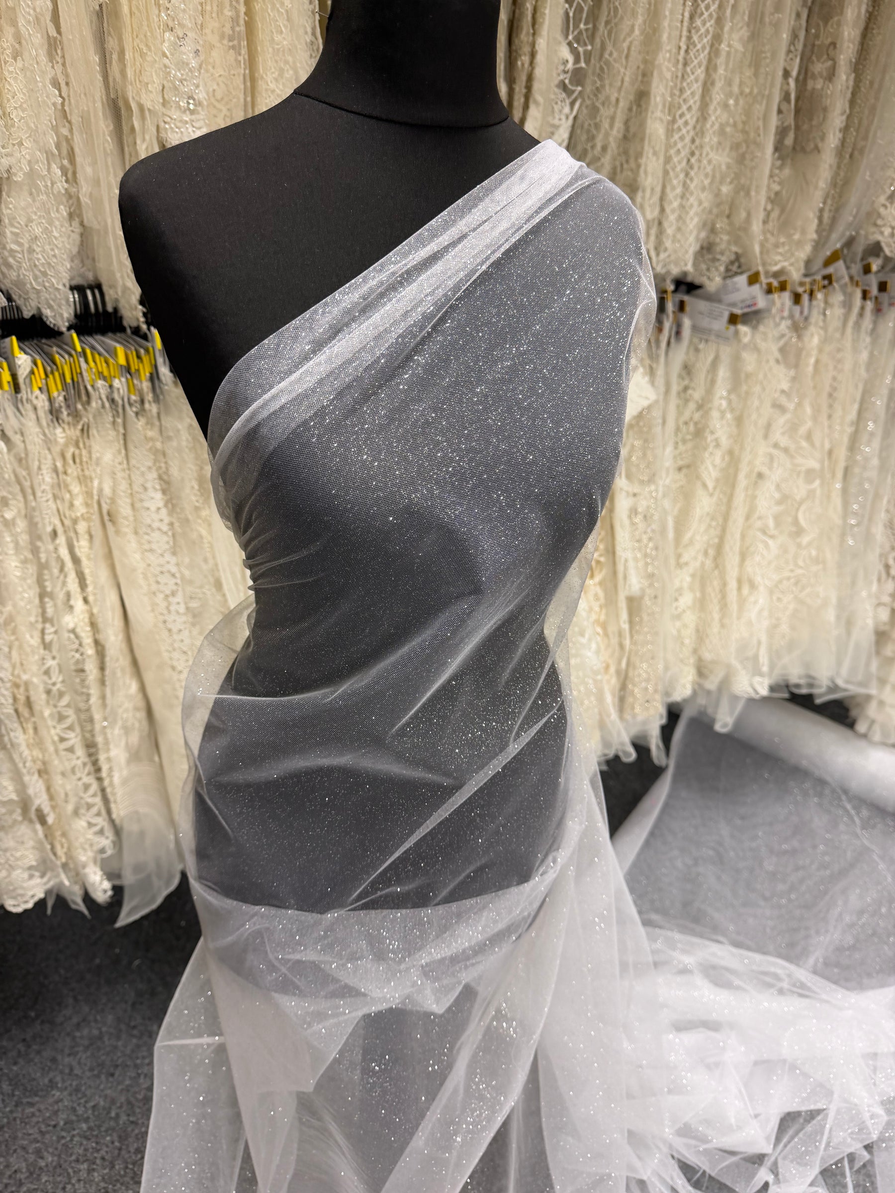 Tulle blanc à paillettes argentées - P15