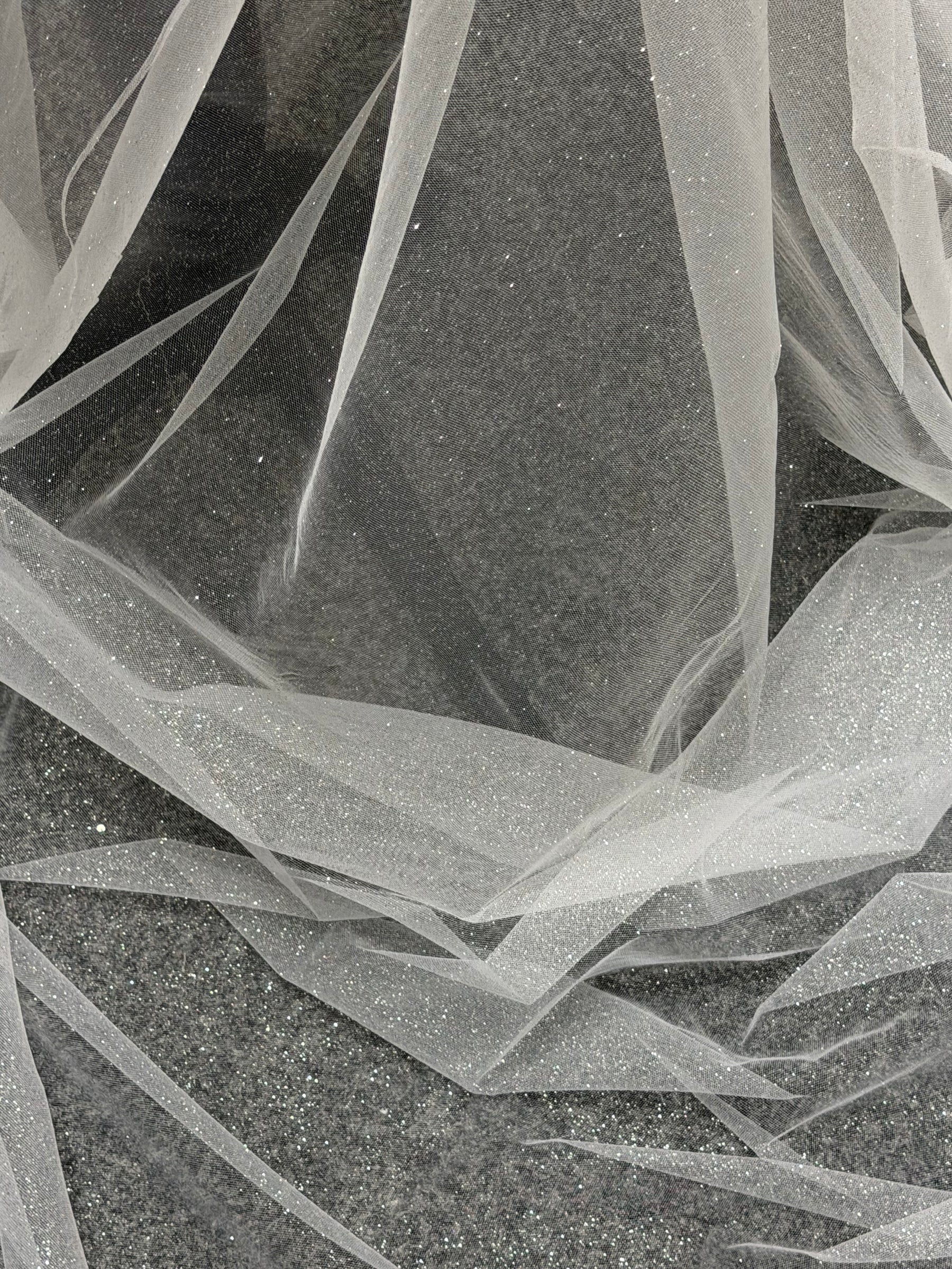 Tulle blanc à paillettes argentées - P15