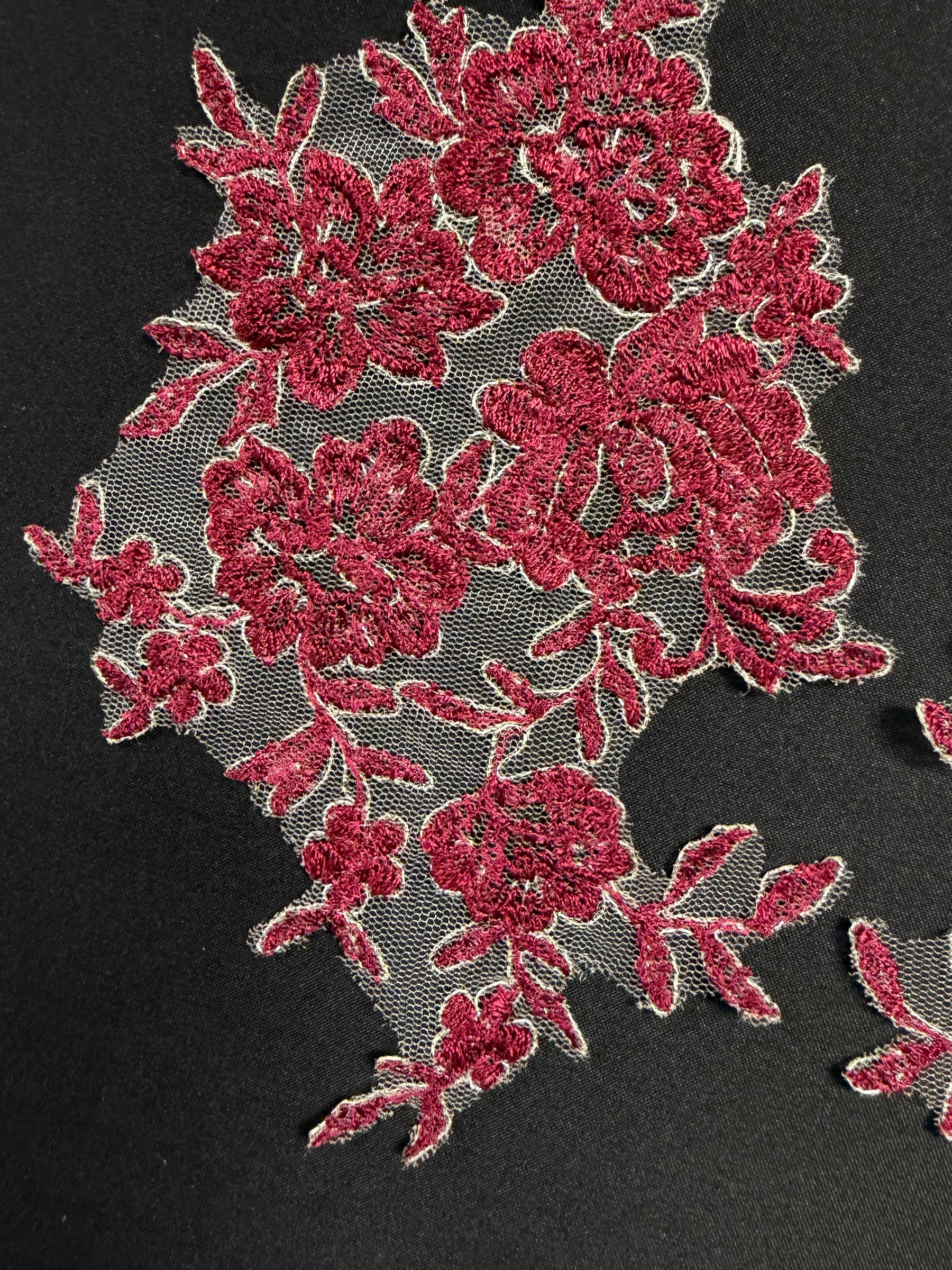 Appliques en dentelle argentée et lie de vin - T42