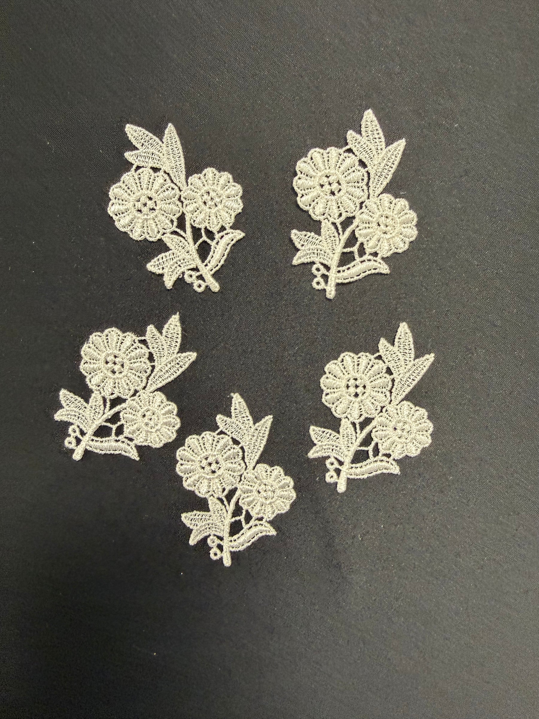 Bouquet floral en guipure ivoire - M22 (sachet de 25)