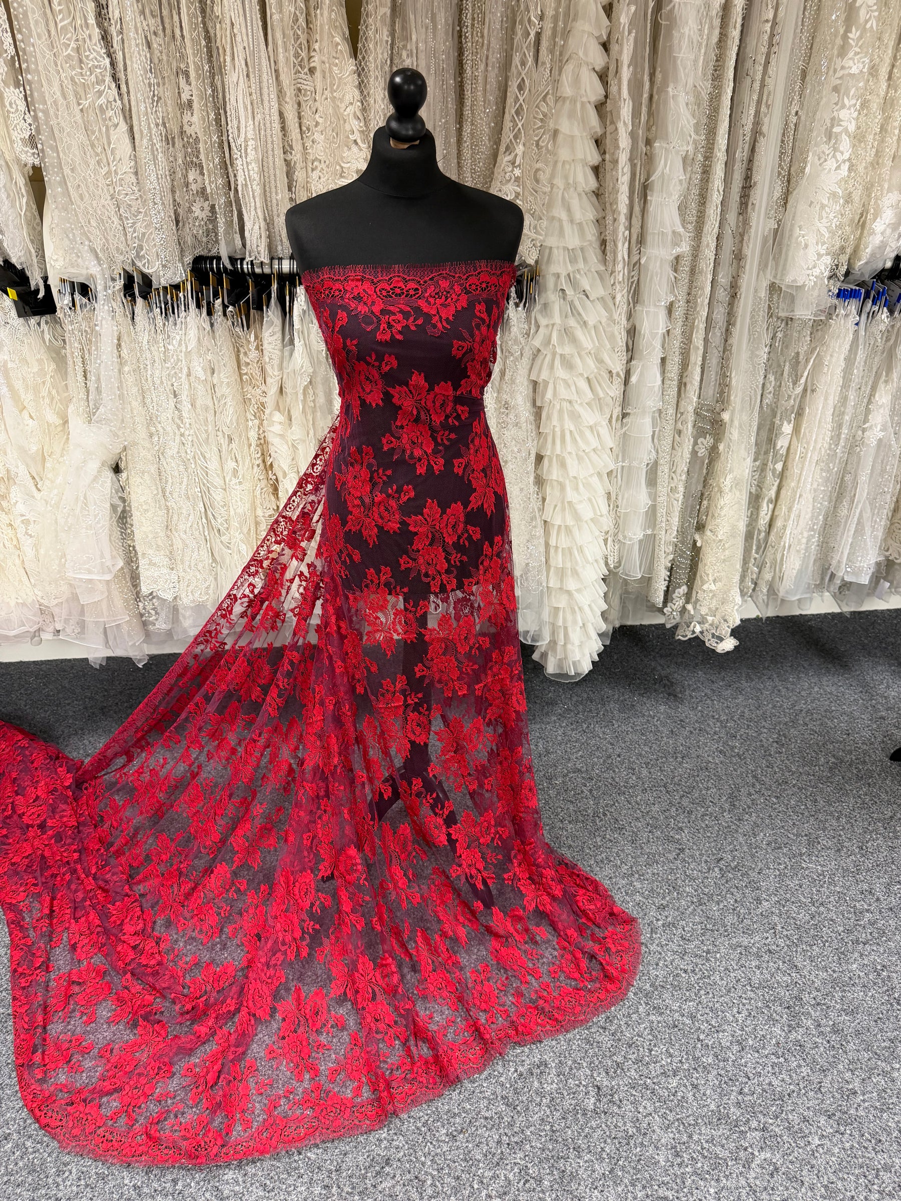 Dentelle Chantilly Rouge sur Violette - P188