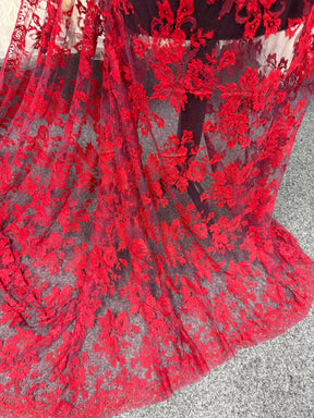 Dentelle Chantilly Rouge sur Violette - P188