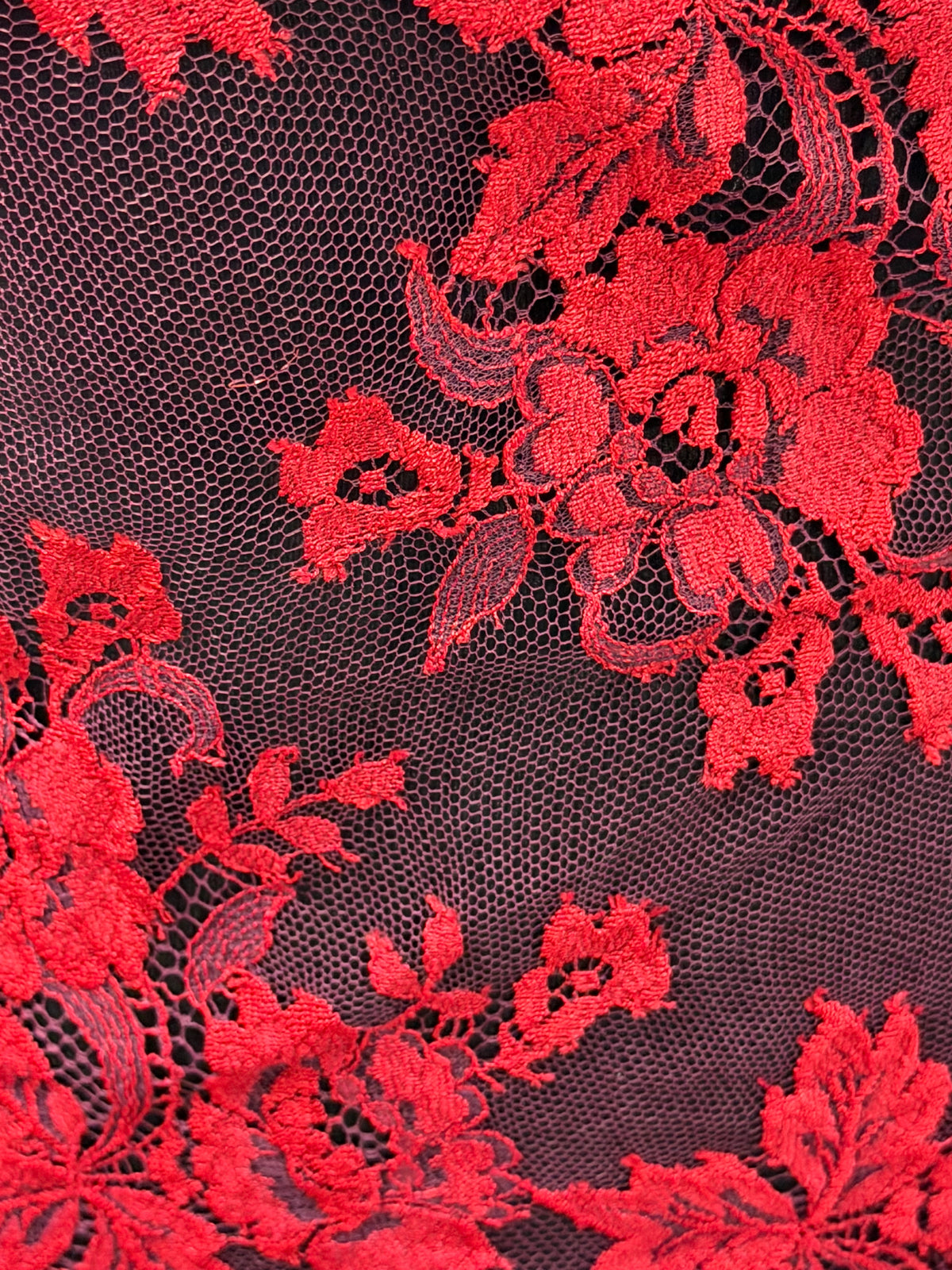 Dentelle Chantilly Rouge sur Violette - P188