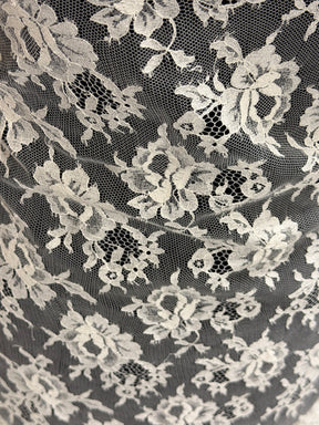 Dentelle Chantilly ivoire - P204
