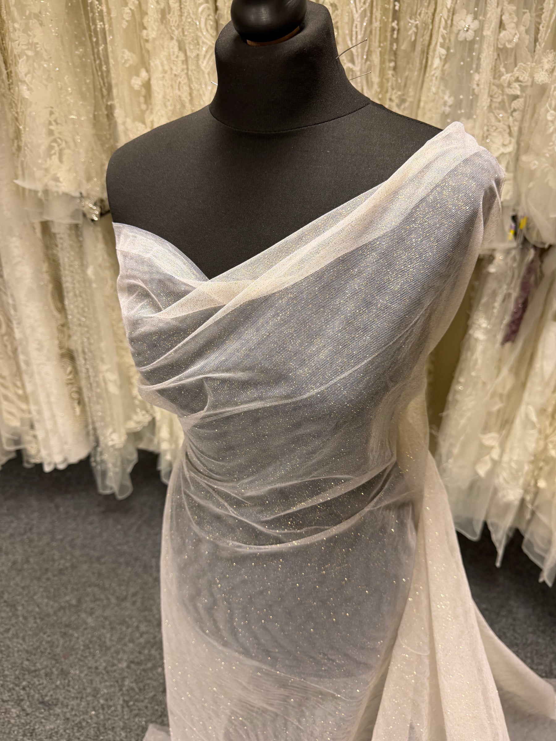 Tulle blanc à paillettes dorées - P15