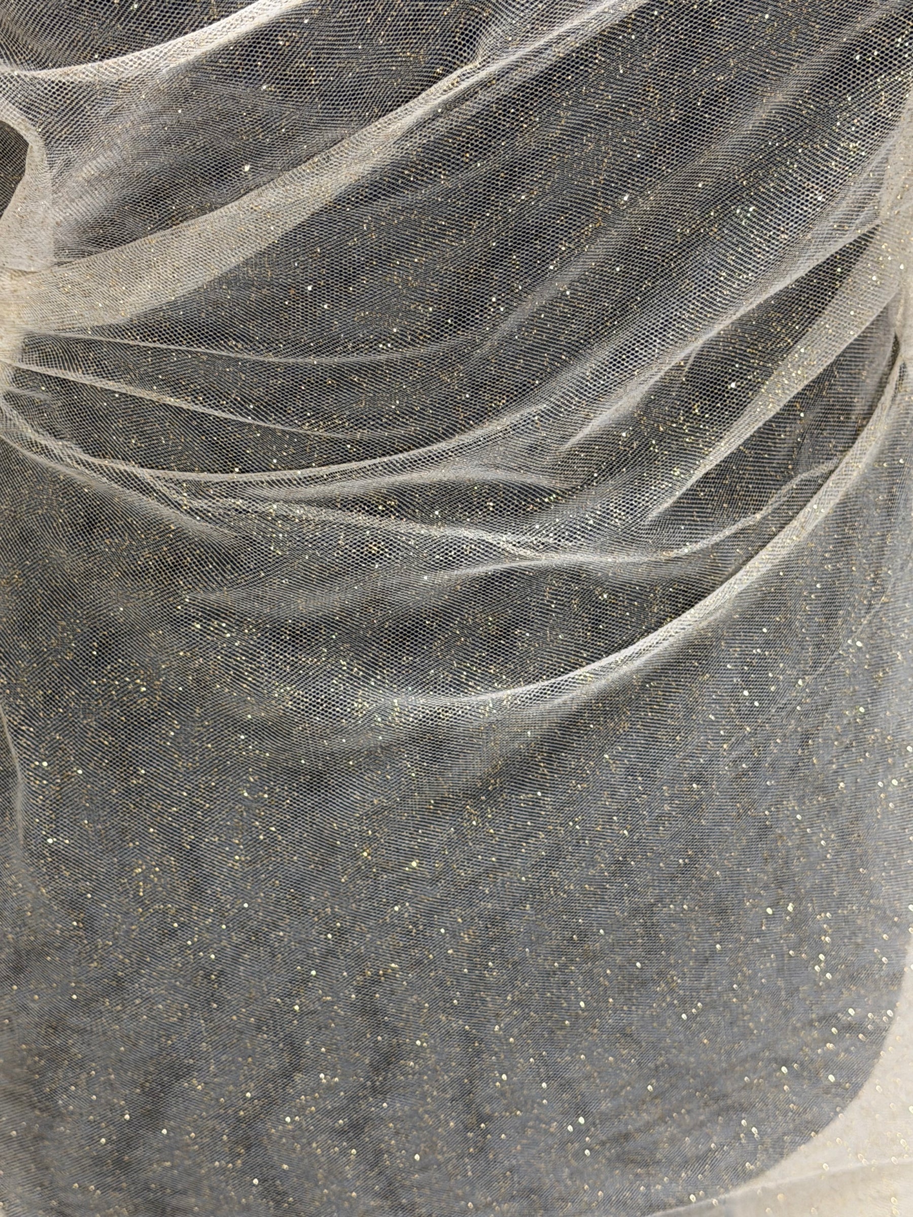 Tulle blanc à paillettes dorées - P15