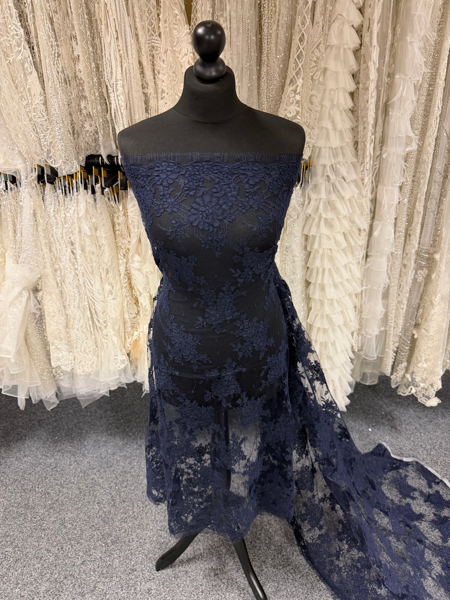 Dentelle de Chantilly à Cordonnet Bleu Marine - P237