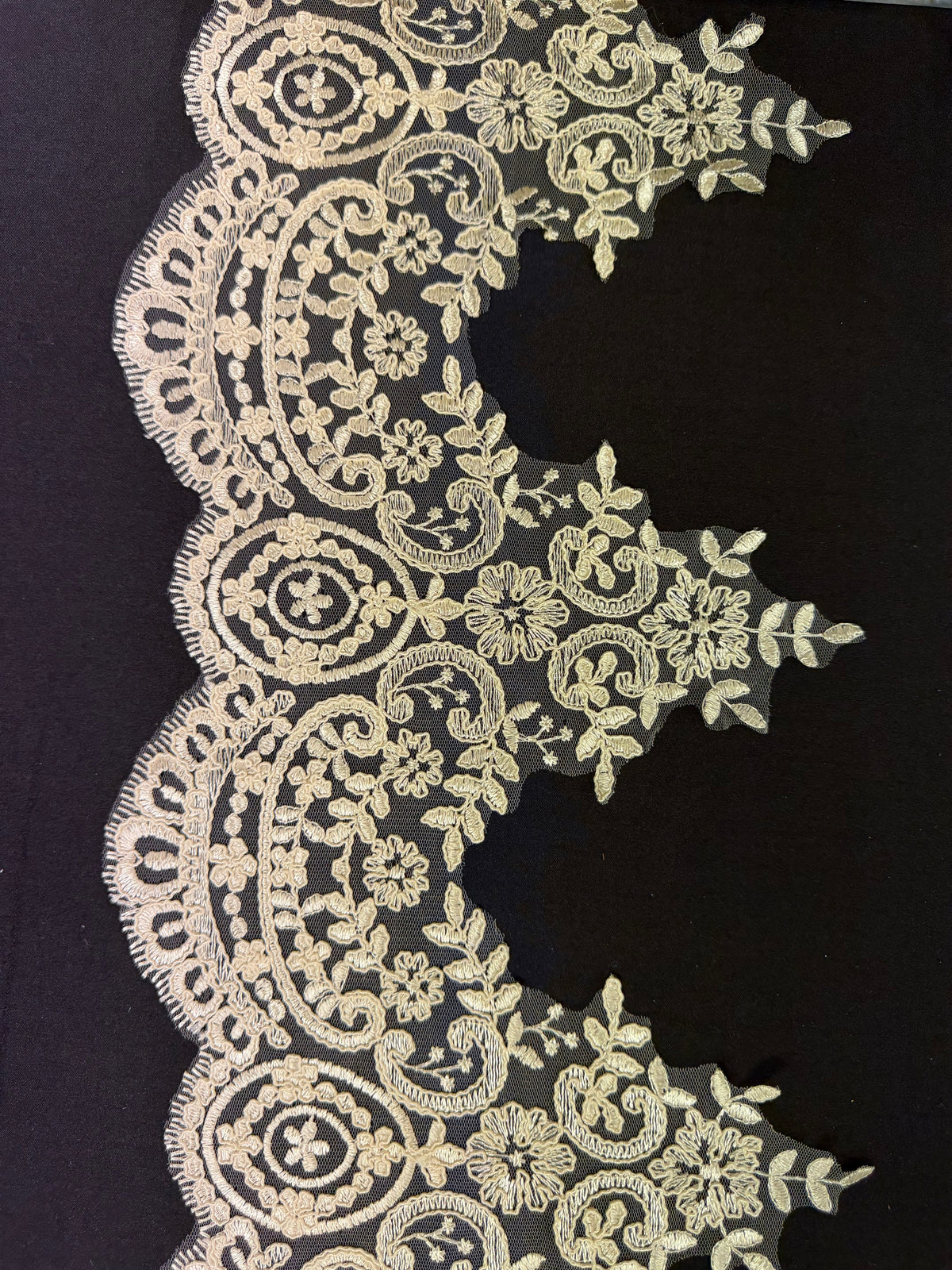 Galon de dentelle cordonnée couleur champagne - T623