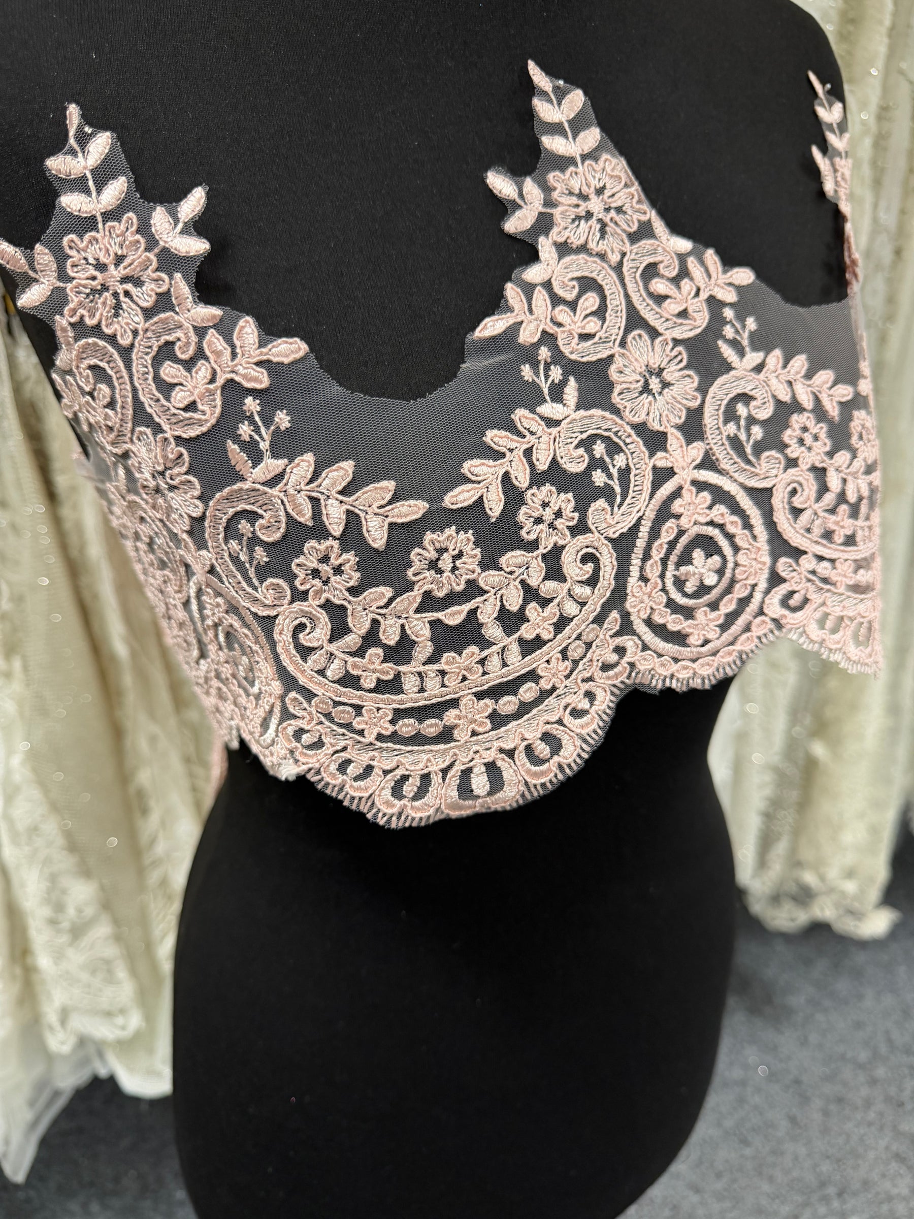 Dentelle Cordonnée Rose Ancienne - T623