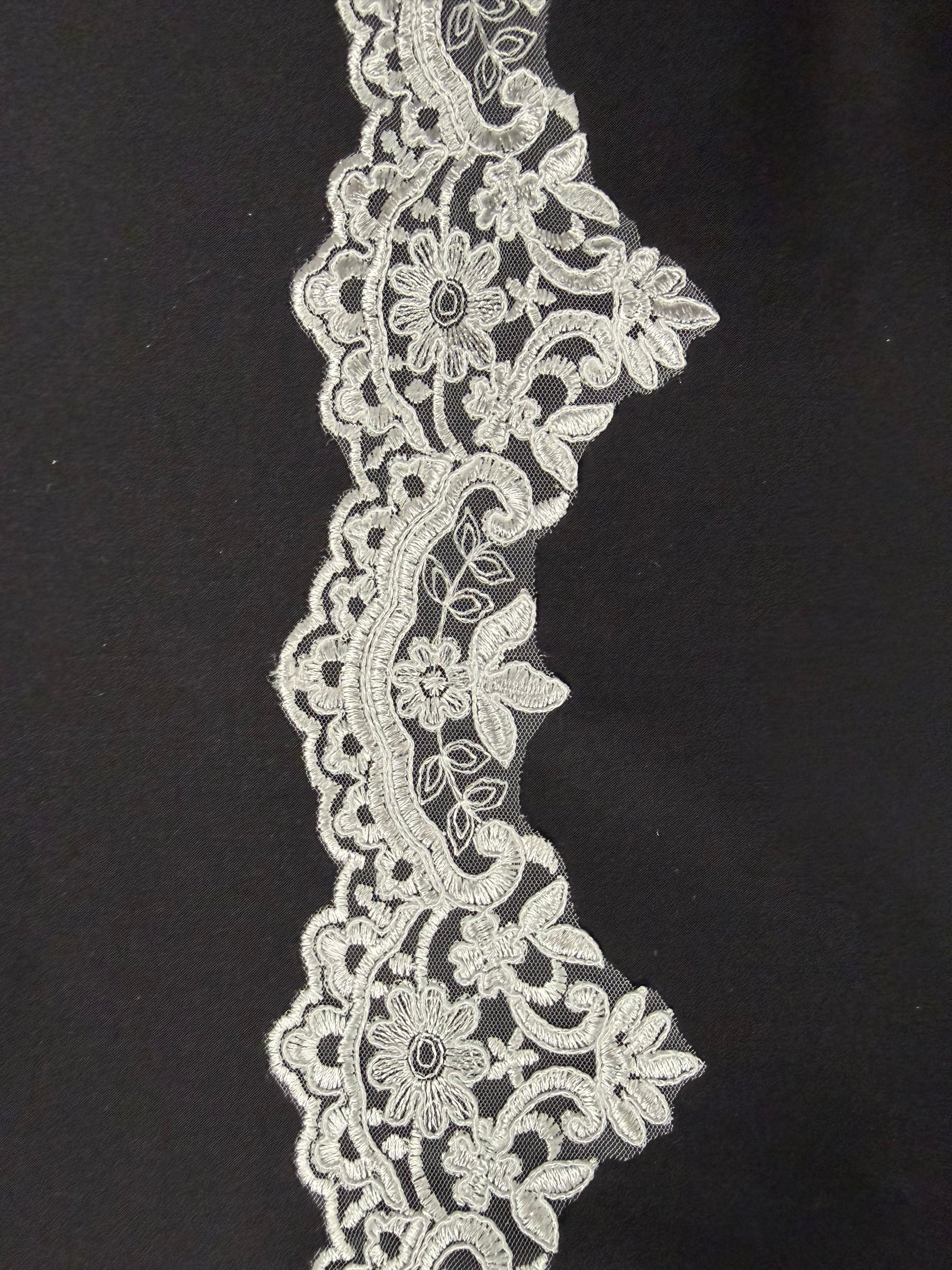 Passementerie en dentelle cordée ivoire - T727