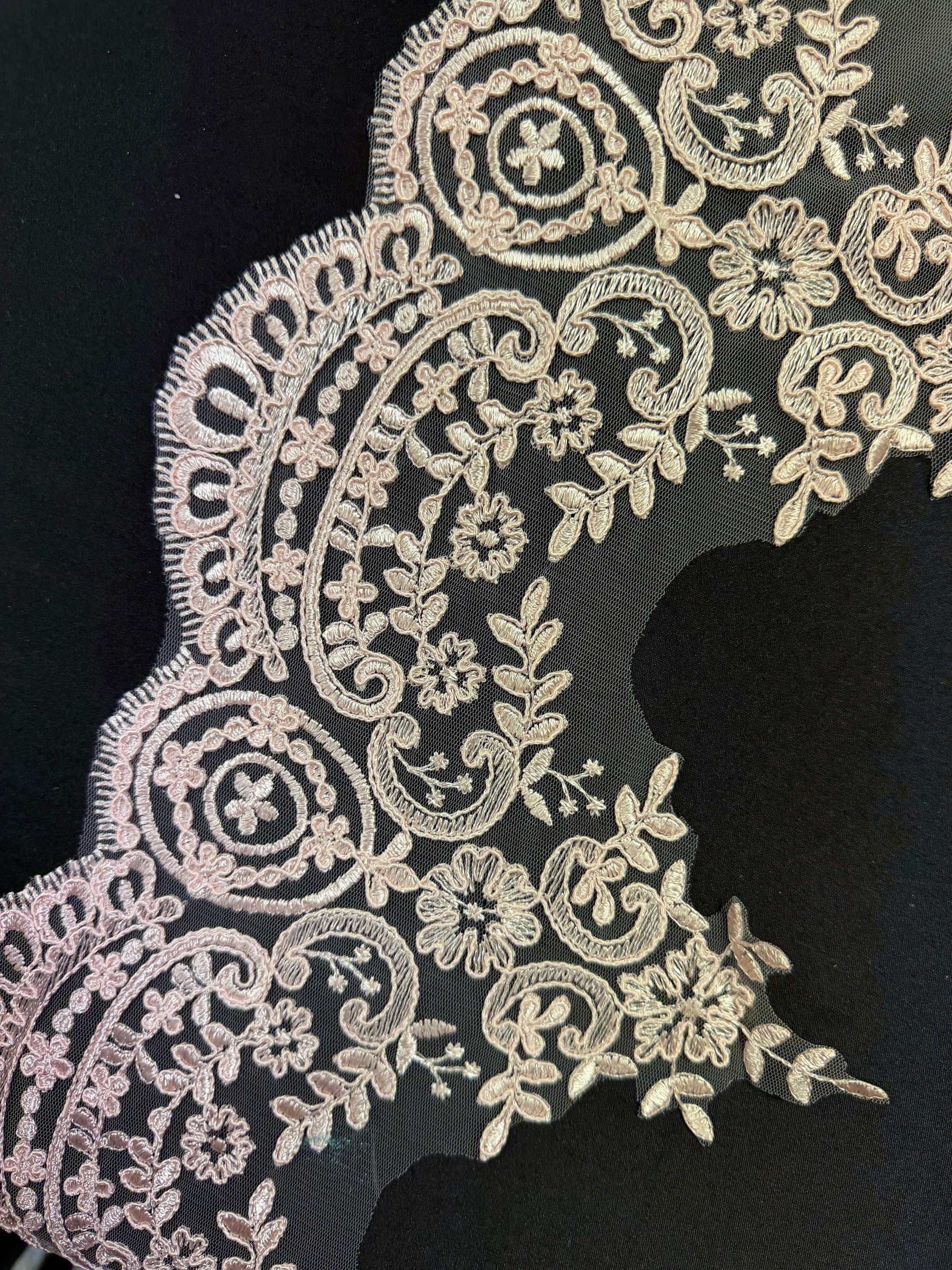 Dentelle Cordonnée Rose Ancienne - T623