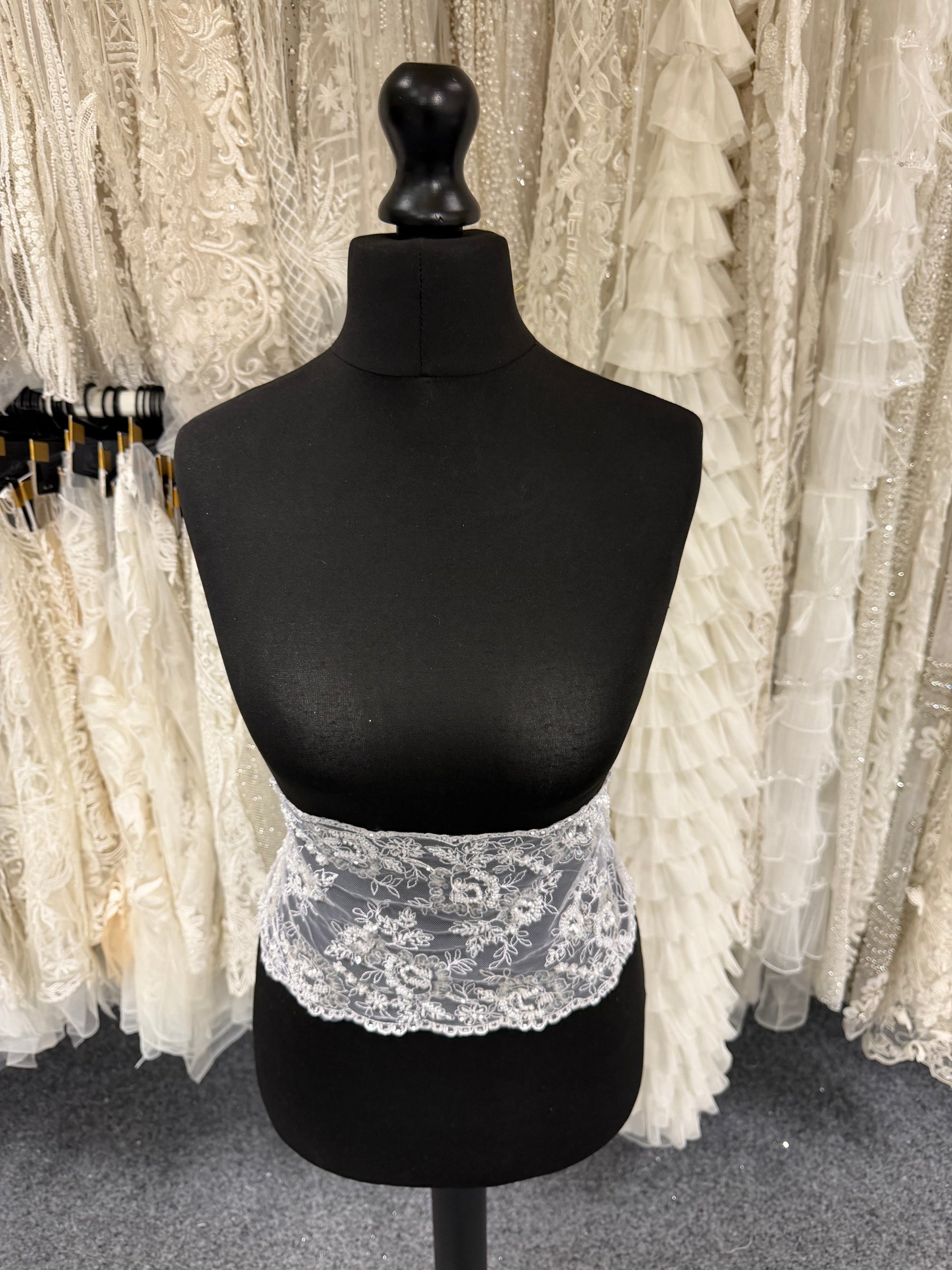 Dentelle blanche ornée de perles et de sequins - T277