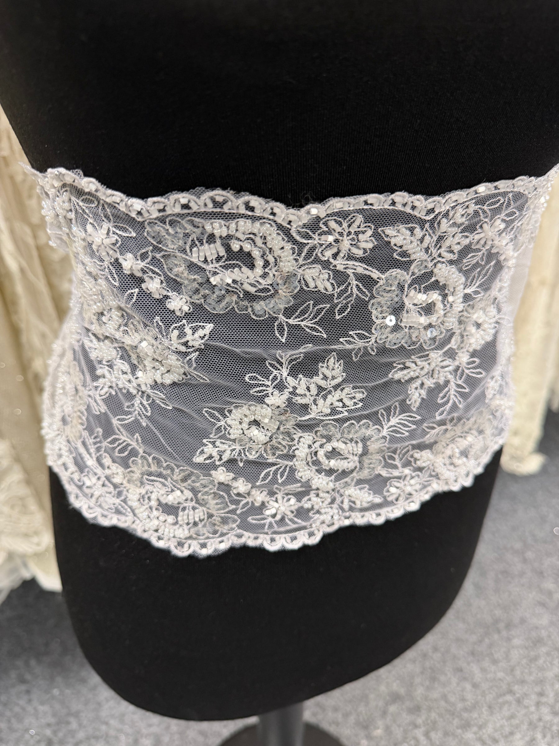 Dentelle blanche ornée de perles et de sequins - T277