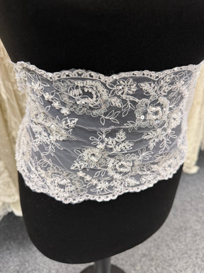 Dentelle blanche ornée de perles et de sequins - T277