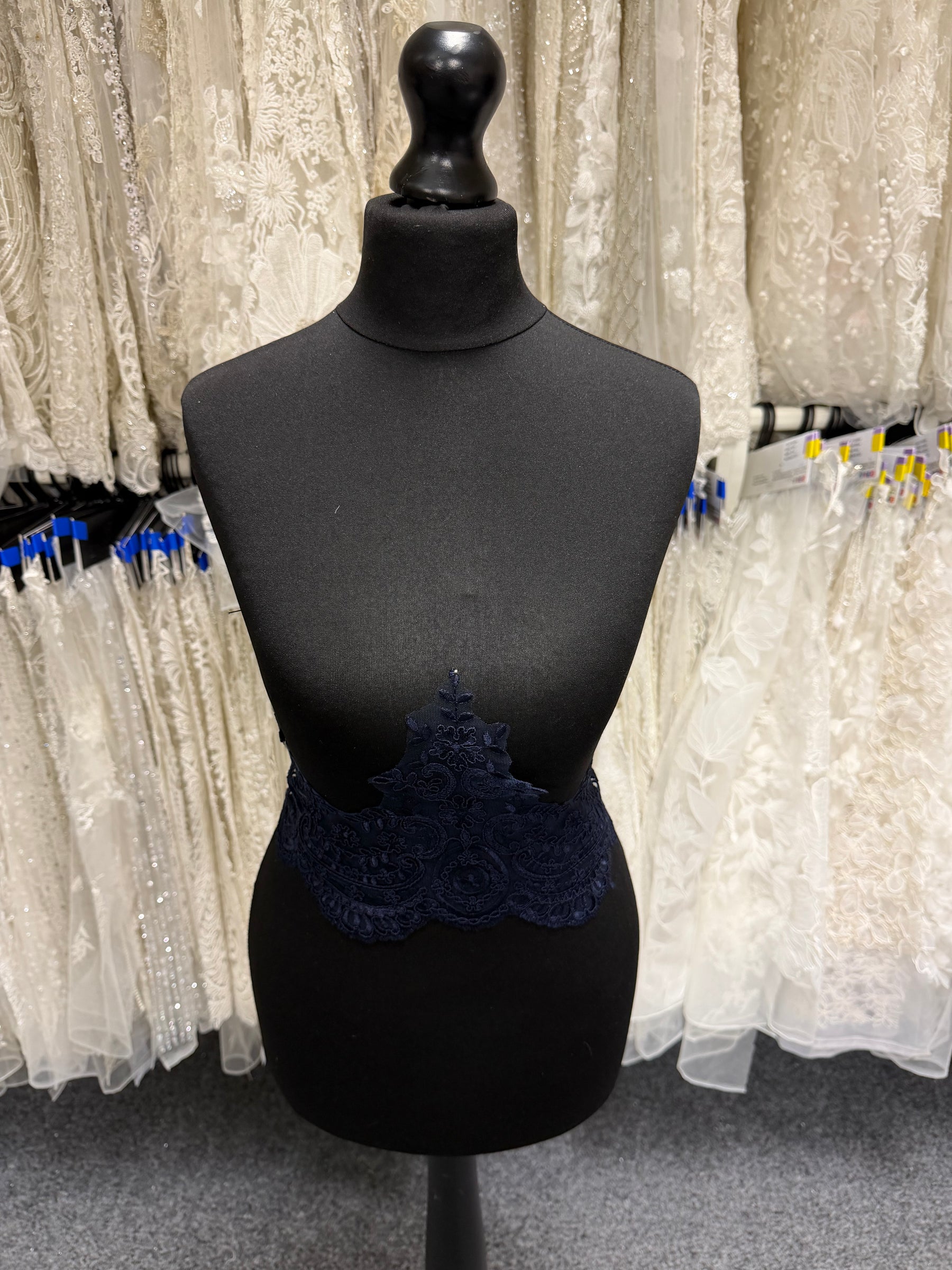 Galon de dentelle à cordonnet bleu marine - T623