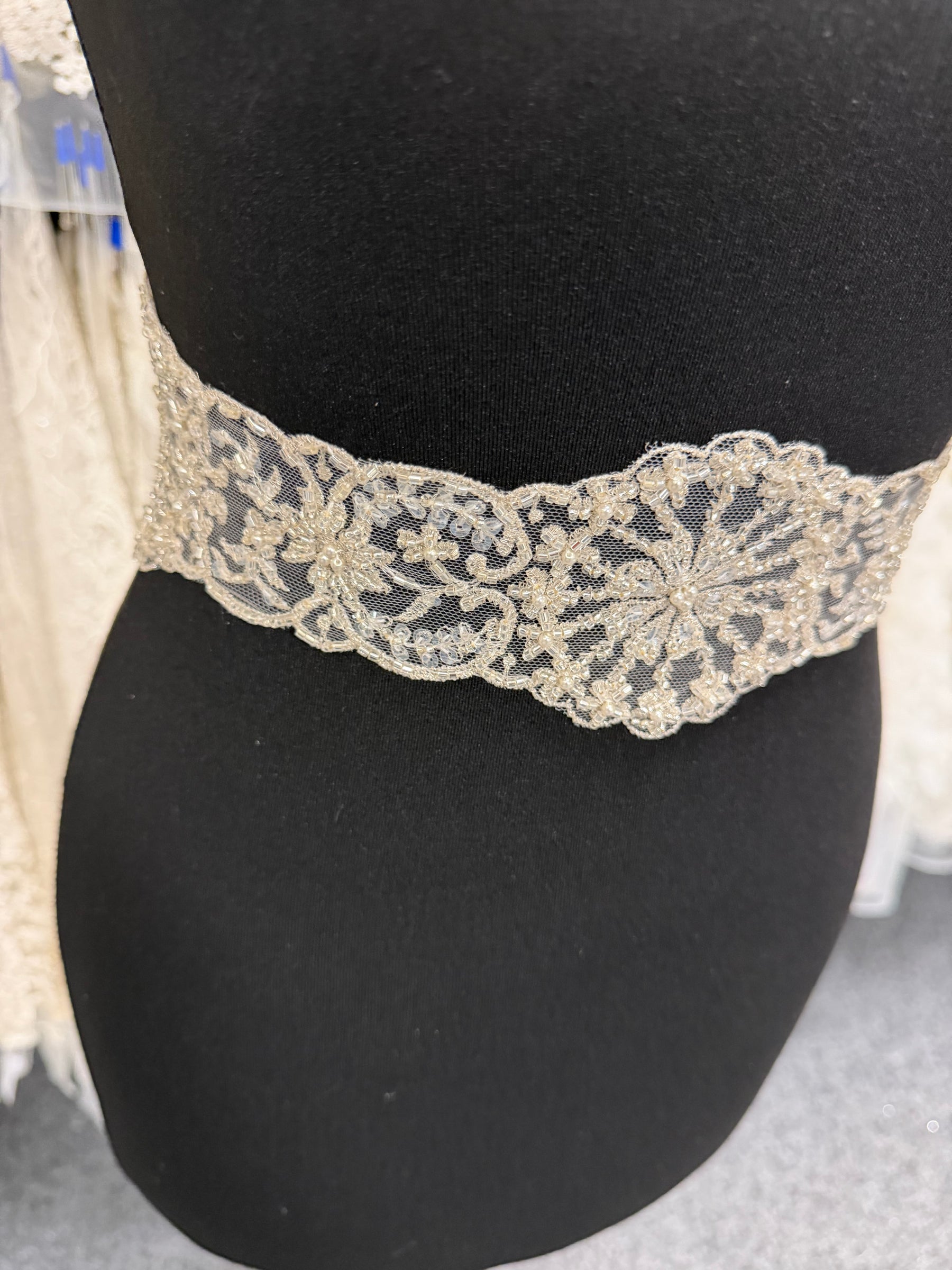Galon de dentelle perlée ivoire - T203